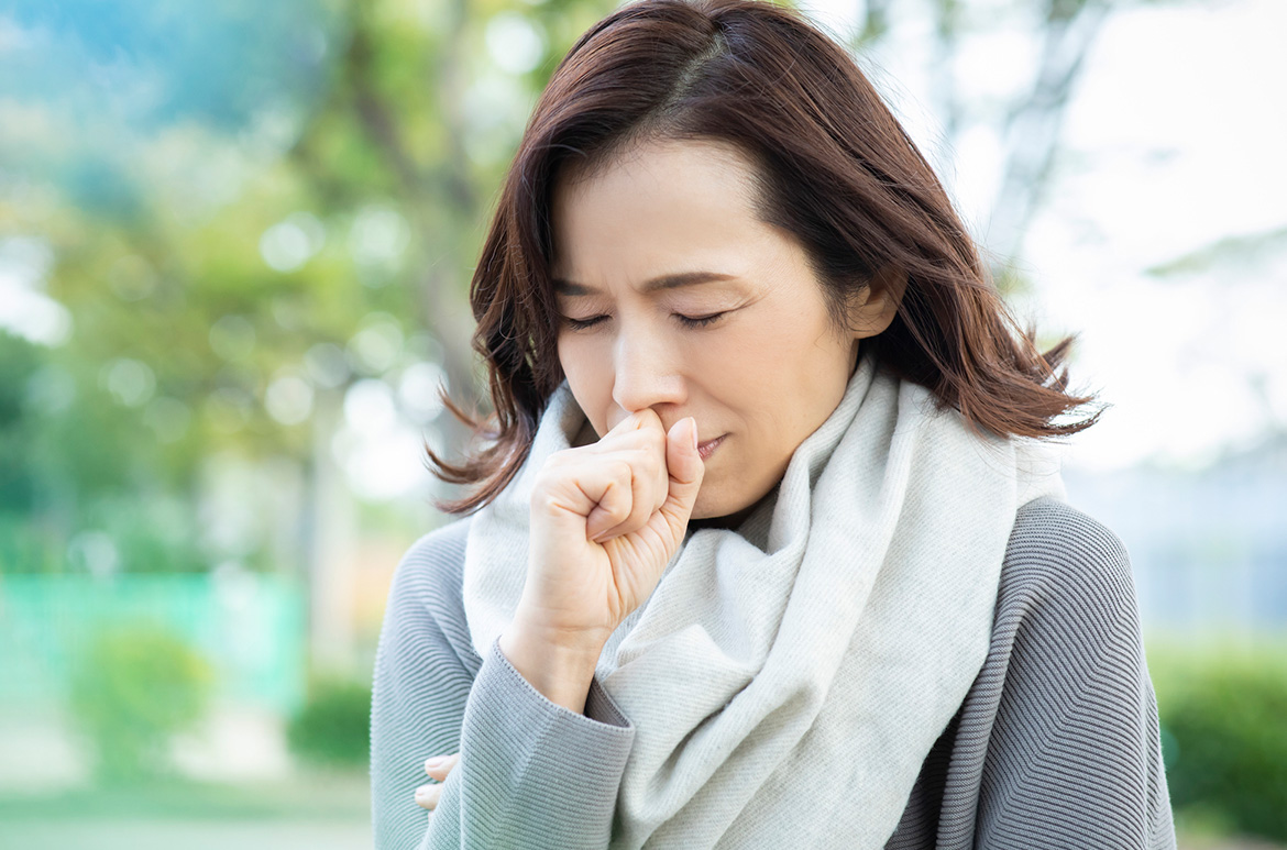 写真：咳をする女性