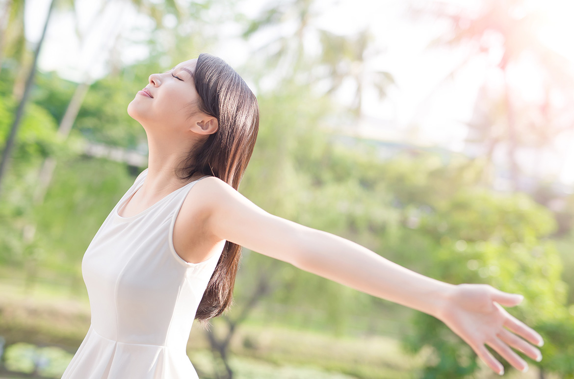 写真：深呼吸する女性